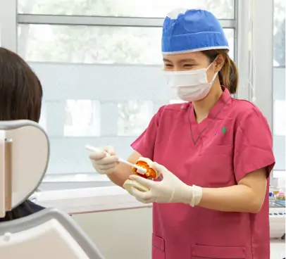 歯磨き指導を行う看護師