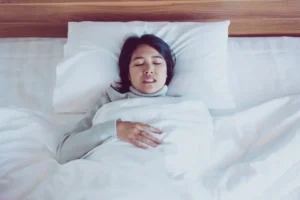 口腔内をミラーで検査する様子
