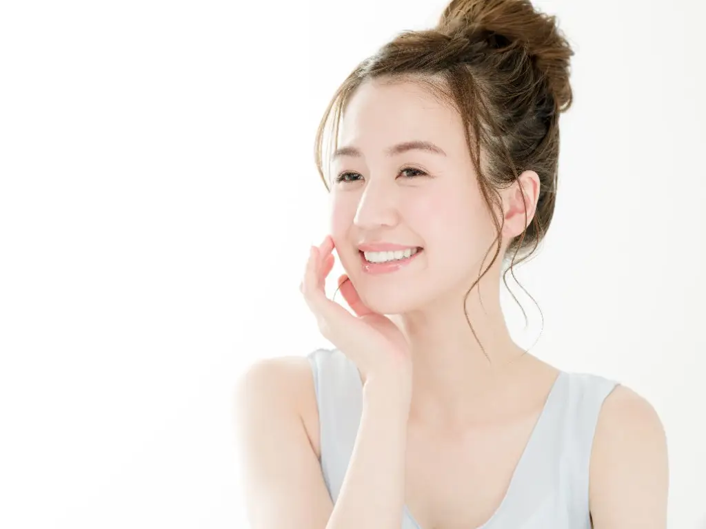 自然な白い歯で笑顔を見せる女性