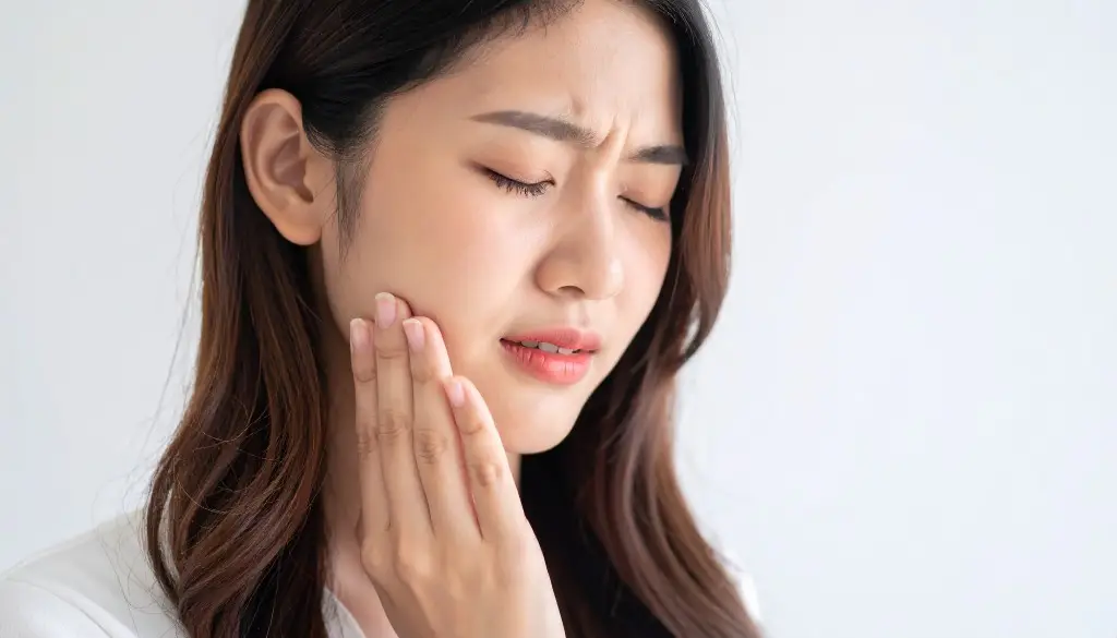 顎まわりに痛みや違和感を感じる女性
