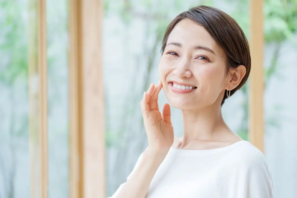 歯科でホワイトニングについて相談している様子